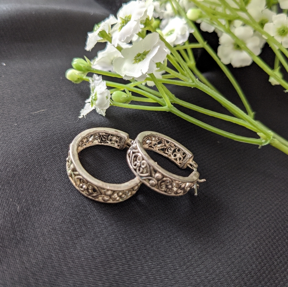 SILVER EARRINGS SUPER CUTE AND DETAILED